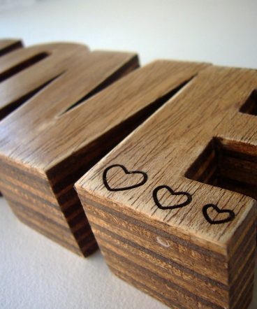 love de madera maciza grabado con corazoncitos