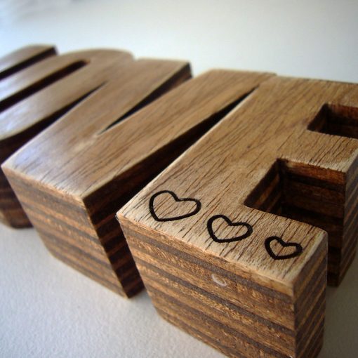 love de madera maciza grabado con corazoncitos