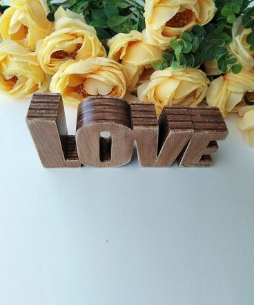 love pequeño de madera oscurecida