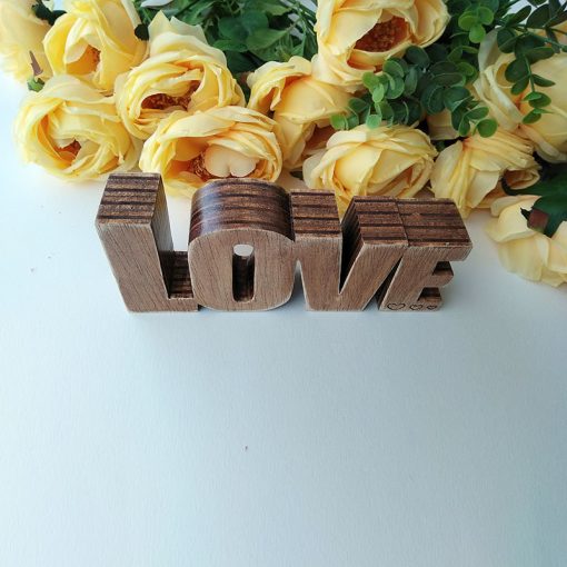 love pequeño de madera oscurecida