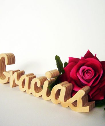 Gracias de madera y rosas rojas