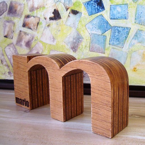 M de Mario de madera maciza