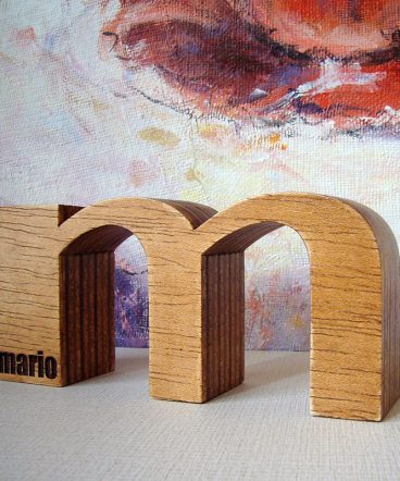 M de Mario hecha en madera