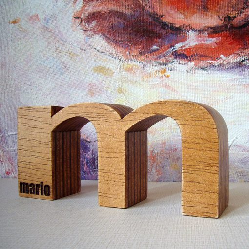 M de Mario hecha en madera