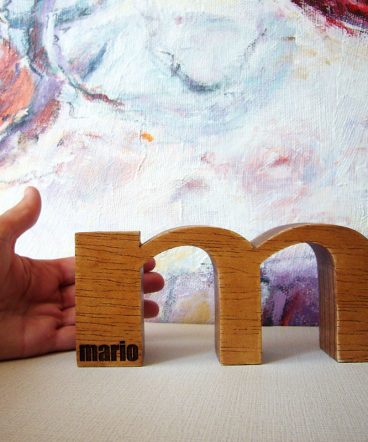 M de Mario grada hecha en madera