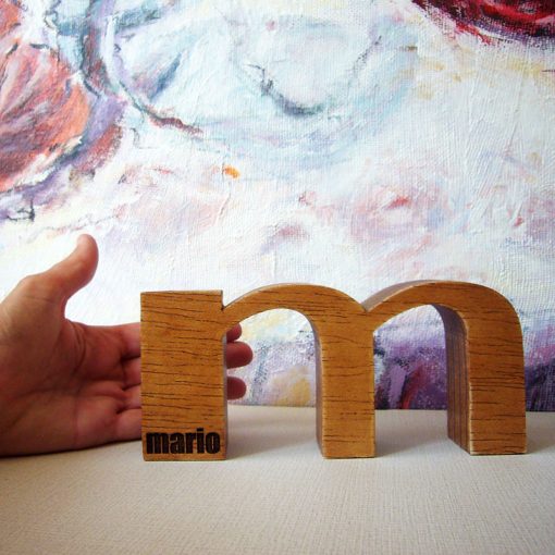 M de Mario grada hecha en madera