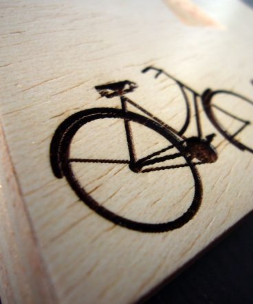 Letra A grabada con bici hecha de madera
