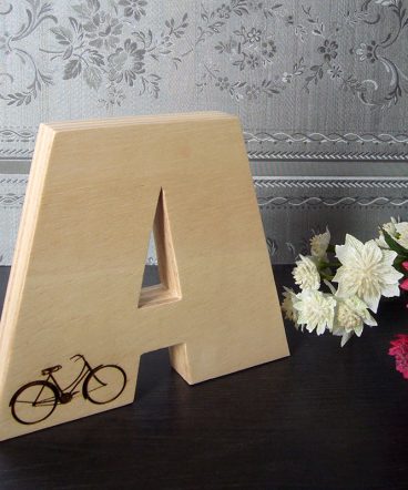 Letra A grabda con bici y hecha en madera