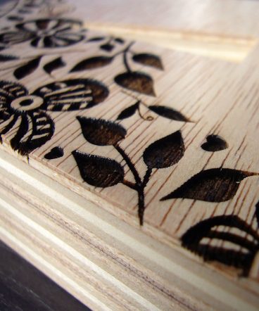 letra de madera grabada