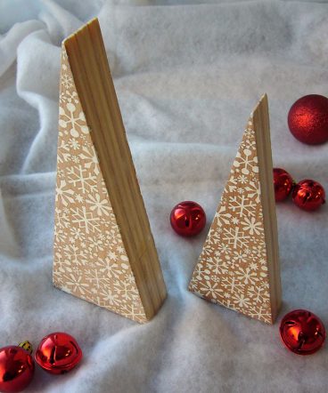 dos árboles de navidad de madera maciza natural con forma de triángulos alargados, grabados con copos de nieve pintados de blanco