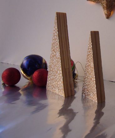 dos árboles de navidad de madera maciza natural con forma de triángulos alargados, grabados con copos de nieve pintados de blanco