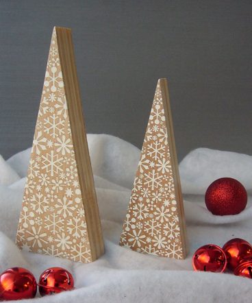 dos árboles de navidad de madera maciza natural con forma de triángulos alargados, grabados con copos de nieve pintados de blanco
