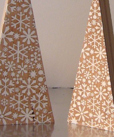 dos árboles de navidad de madera maciza natural con forma de triángulos alargados, grabados con copos de nieve pintados de blanco