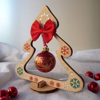 dale un toque único a tu navidad con esta silueta de árbol de navidad de madera hueca en el centro, con dibujos de copos de nieve y estrellas grabados y pintados en colores brillantes y bola de navidad grande colgando en el hueco en el centro