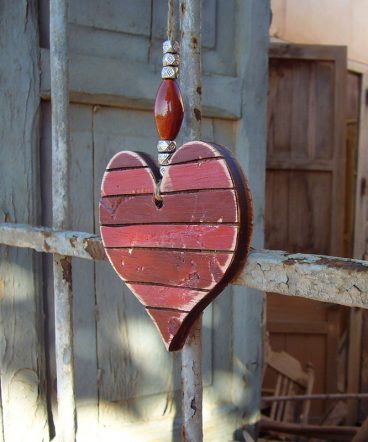 corazones vintageen madera en tonos rojos y envejecido