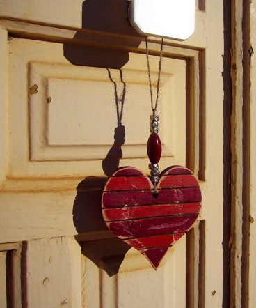 corazones vintage en tonos rojos hechos de madera