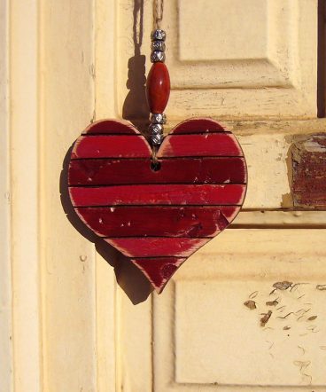 corazones vintage de madera en tonos rojos