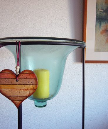 corazón estilo vintage en madera natural con aguadas en muchos colores