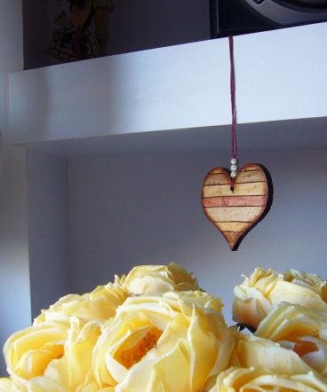 corazón envejcido de madera para decorar o llevar en mochila, bolso...