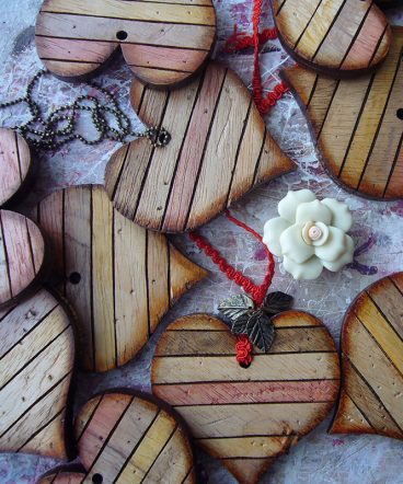 corazones envejecidos de madera al natural para decoración o uso personal