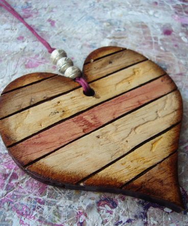 detalle de corazón de madera estilo vintage con bordes más oscuro