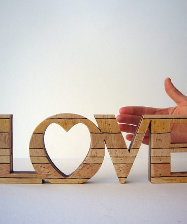 love retro de madera con corazon