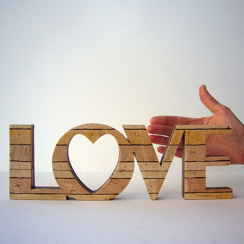 love retro de madera con corazon