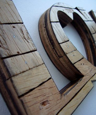 love retro hecho con madera al natural reciclada