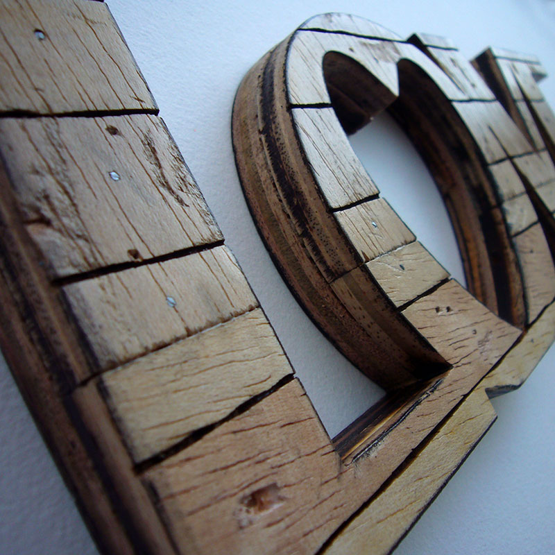 love retro hecho con madera al natural reciclada