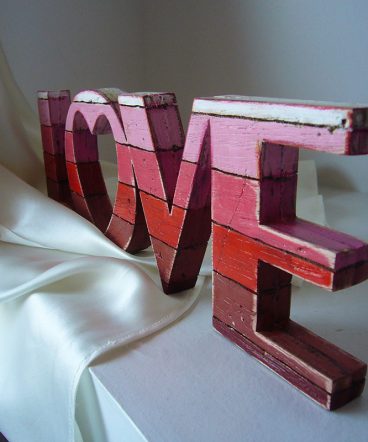 love rojo de madera envejecido