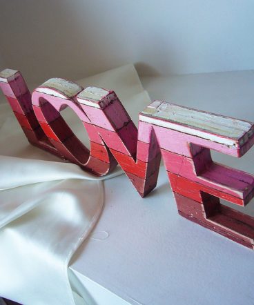 love rojo de madera reciclada para poner de pie