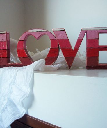 love rojo de madera de palets