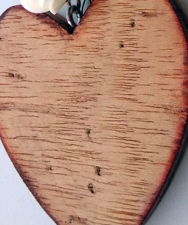 detalle de corazón de madera envejecido