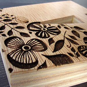 letra de madera natural grabada