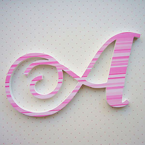 letra a decorada con rayas rosas