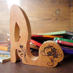 letra-de-madera-grabada