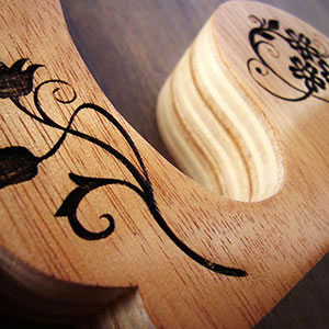 letra a de madera con grabacion flores