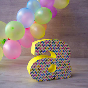 letra de madera multicolor