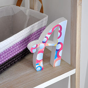 letra de madera rosa y celeste