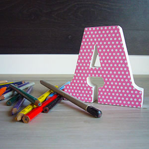 letra a de madera rosa con lunares