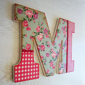 letra m decorada con rayas y flores