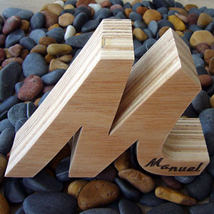 letra de madera grabada manuel