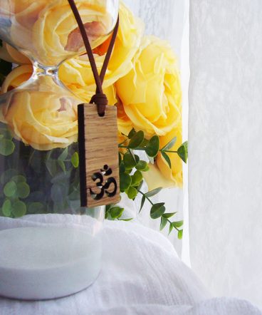 colgante de madera de roble con forma de rectángulo y en la parte baja forma de chakra corona recortado en hueco