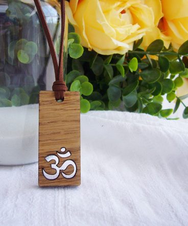 collar de madera con calado chakra