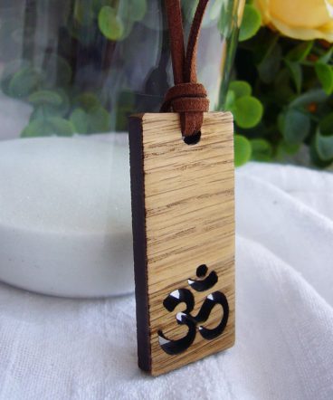 colgante de madera de roble con forma de rectángulo y en la parte baja forma de chakra corona recortado en hueco