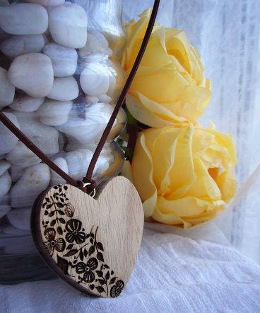 corazones colgante de madera artesanles