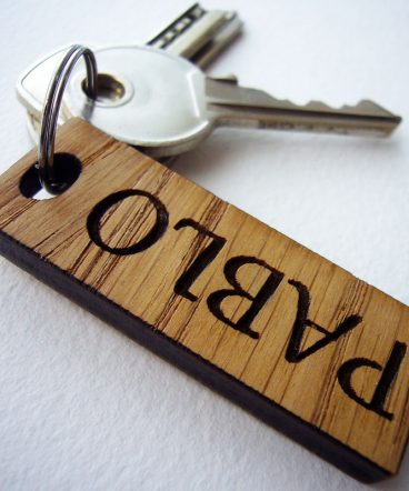 llaveros marcasitios de madera personalizados