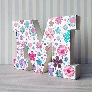 letra m decorada con flores primavera