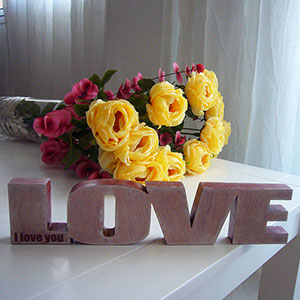 love de madera blanco y burdeos
