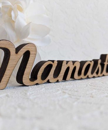 palabra namasté de madera